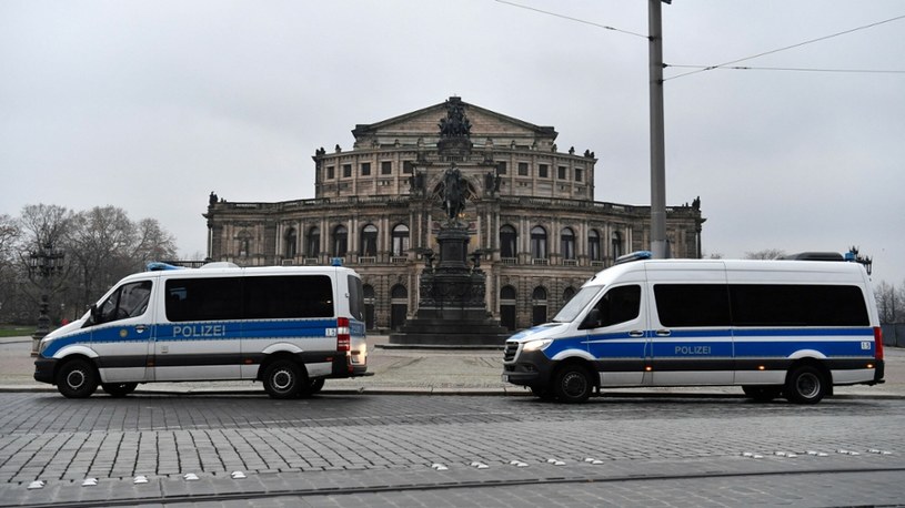 Na zdjęciu: radiowozy niemieckiej policji przed budynkiem parlamentu kraju związkowego Saksonia w Dreźnie /JOHN MACDOUGALL / AFP /East News