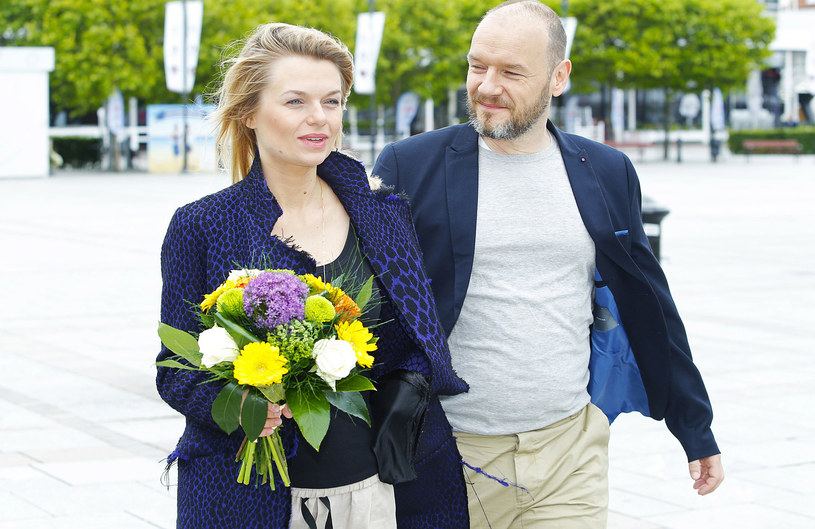 Na zdjęciu Redbad Klynstra-Komarnicki oraz jego żona Emilia Komarnicka-Klynstra. Para poznała się na planie serialu "Na dobre i na złe". /Podlewski /AKPA