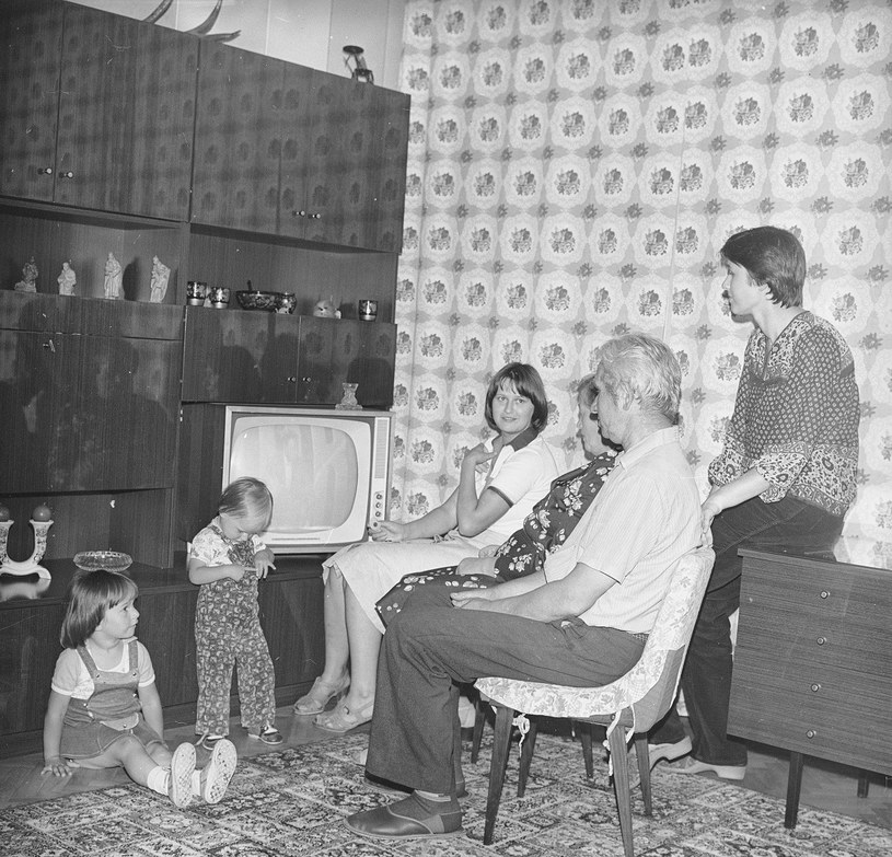 Na zdjęciu rodzina Bogdańskich z dziećmi przed telewizorem Stadion 2. W tle widoczna meblościanka /Narodowe Archiwum Cyfrowe /Z archiwum Narodowego Archiwum Cyfrowego
