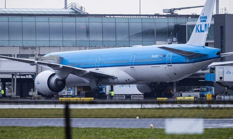 Na zdjęciu: samolot linii KLM, który przyleciał z RPA na lotnisku w Amsterdamie /PAP/EPA/SEM VAN DER WAL /PAP/EPA