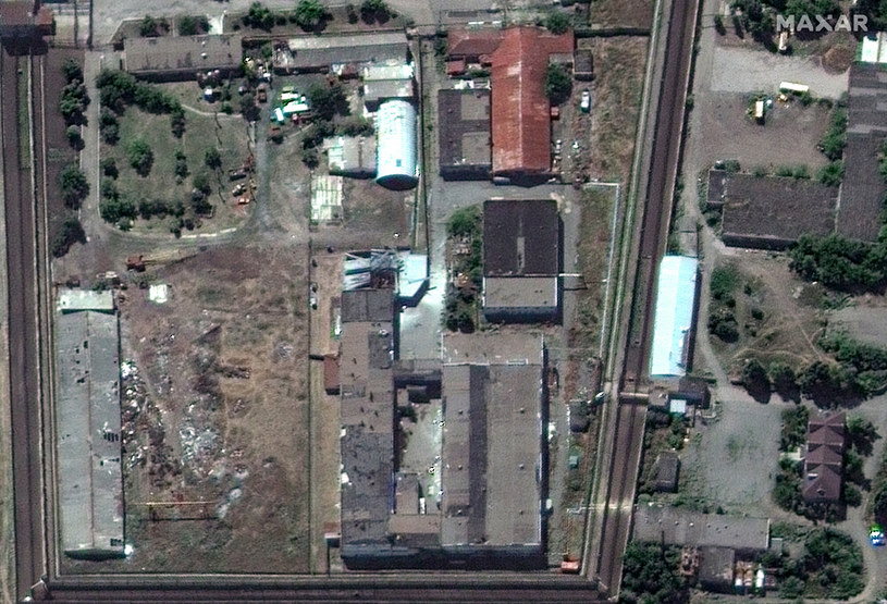 Na zdjęciu satelitarnym firmy technologicznej Maxar widać zniszczony barak w rosyjskim obozie dla jeńców w Ołeniwce /Maxar Technologies/Associated Press/East News /East News