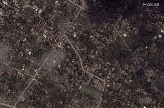 Na zdjęciu satelitarnym widać budynki pokryte popiołem. /AXAR TECHNOLOGIES HANDOUT /PAP/EPA