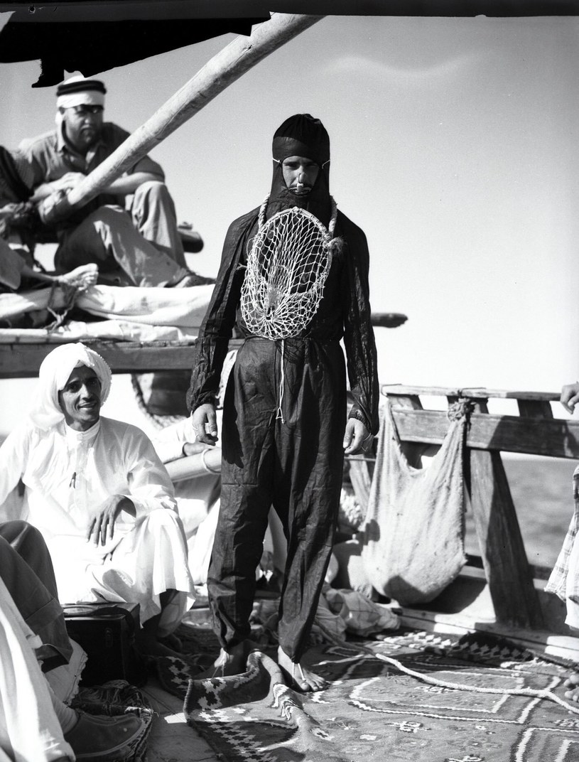 Na zdjęciu saudyjski nurek ubrany w tradycyjny strój arabski do wyławiania pereł z 1935 roku. Jak perły są znaną ozdobą od ponad 6000 tysięcy lat, tak od starożytności ludy arabskie nadawały im niezwykle szczególnej wartości /@Lil_Tachyon /Twitter