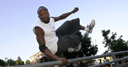 Na zdjęciu Sebastien Foucan, jeden z ojców-założycieli parkouru, w Paryżu, lipiec 2005 /AFP