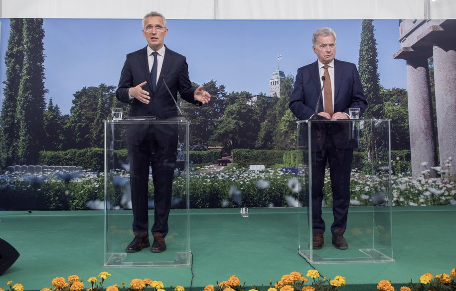 Na zdjęciu: Sekretarz generalny NATO Jens Stoltenberg w Finlandii w trakcie wspólnej konferencji prasowej z prezydentem Saulim Niinisto /PAP/EPA/MAURI RATILAINEN /