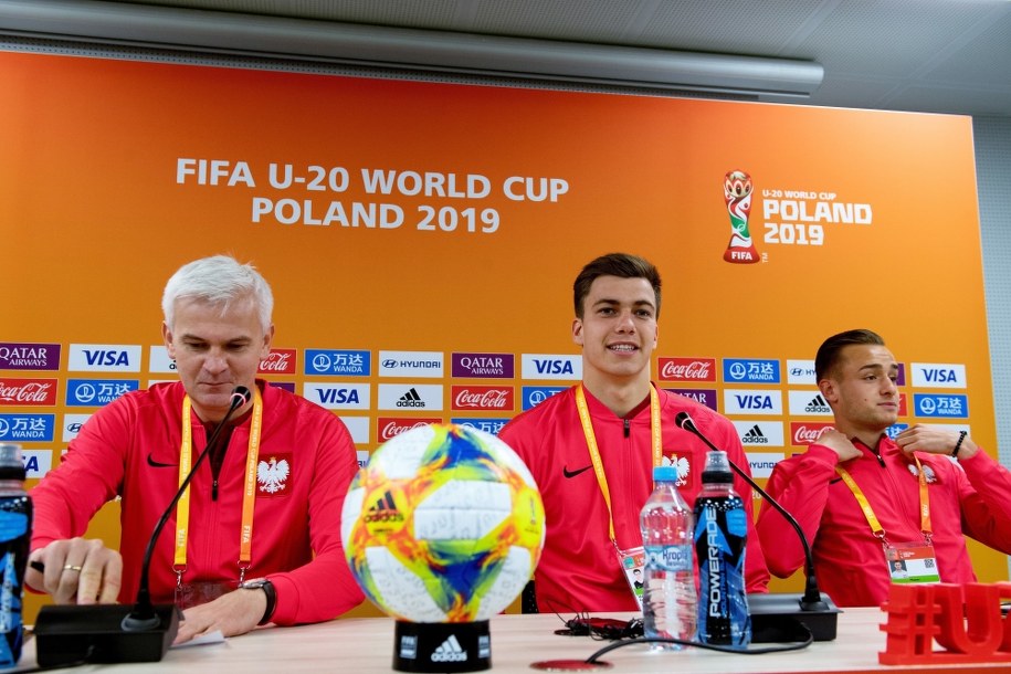 Na zdjęciu selekcjoner młodzieżowej reprezentacji Polski w piłce nożnej Jacek Magiera oraz bramkarz Radosław Majecki i pomocnik Dawid Kopacz /	Grzegorz Michałowski   /PAP