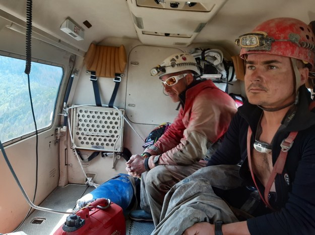 Na zdjęciu słowaccy ratownicy na pokładzie śmigłowca /Horska Zachranna Sluzba /