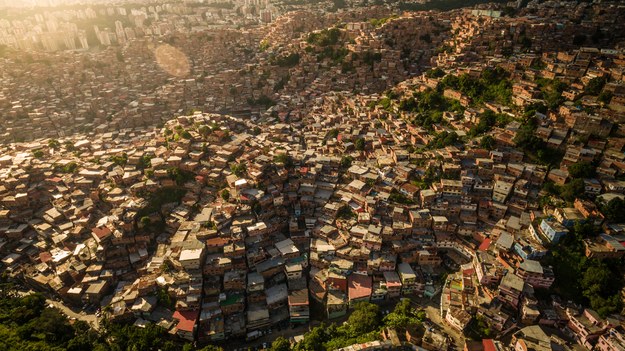 Na zdjęciu: slumsy w Caracas /Shutterstock