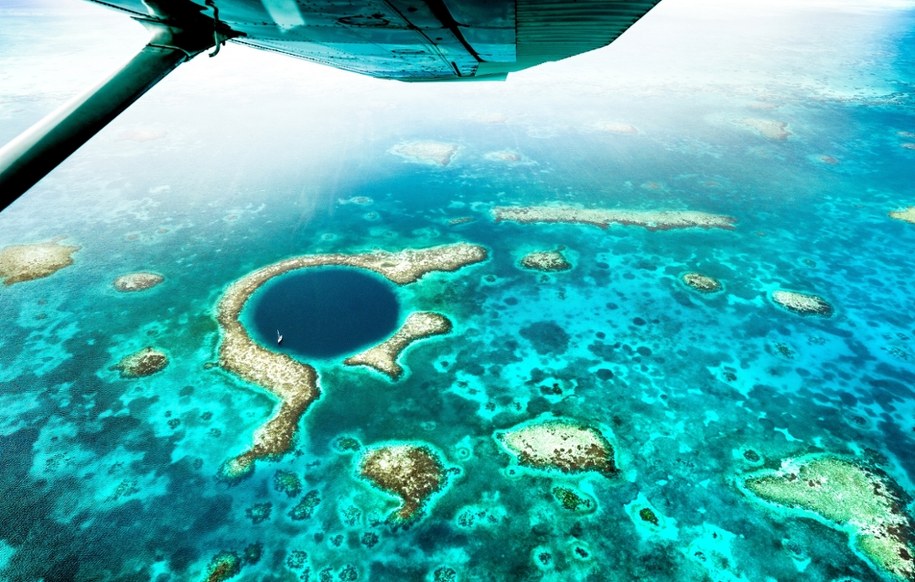 Na zdjęciu słynna błękitna dziura Great Blue Hole w Belize na Morzu Karaibskim /Shutterstock