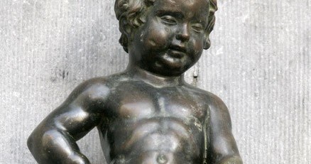 Na zdjęciu: słynny Manneken Pis, symbol Brukseli. Bez problemu siusia przez cały rok /Getty Images/Flash Press Media