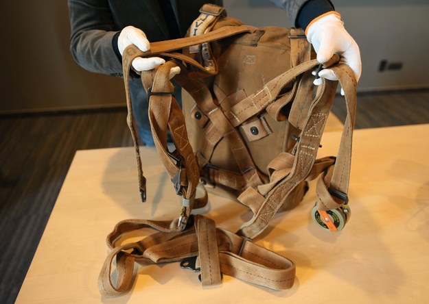 Na zdjęciu spadochron PX-Type wersja powojenna, podobny do spadochronu na jakim skakali Cichociemni. To eksponat w krakowskim Muzeum Armii Krajowej /Stanisław Rozpędzik /PAP