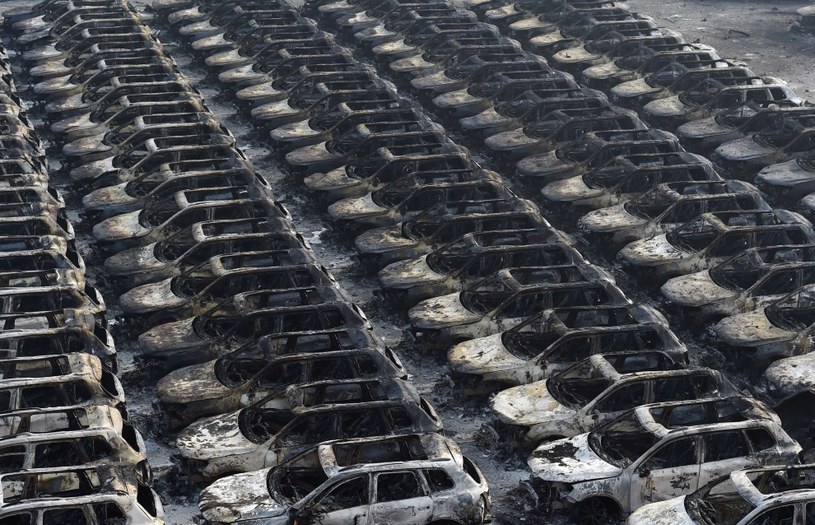 Na zdjęciu spalone samochody w pobliżu miejsca serii wybuchów w Tiencin /AFP
