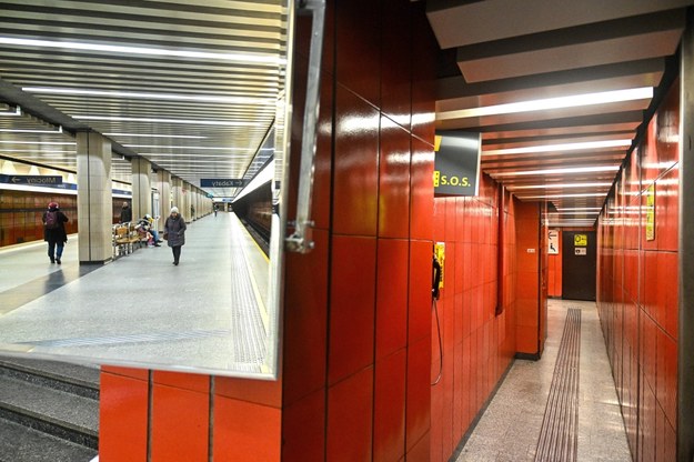 Na zdjęciu stacja metra Ursynów w Warszawie. Metro jest naturalnym schronieniem w razie zagrożenia dla mieszkańców / 	Radek Pietruszka   /PAP