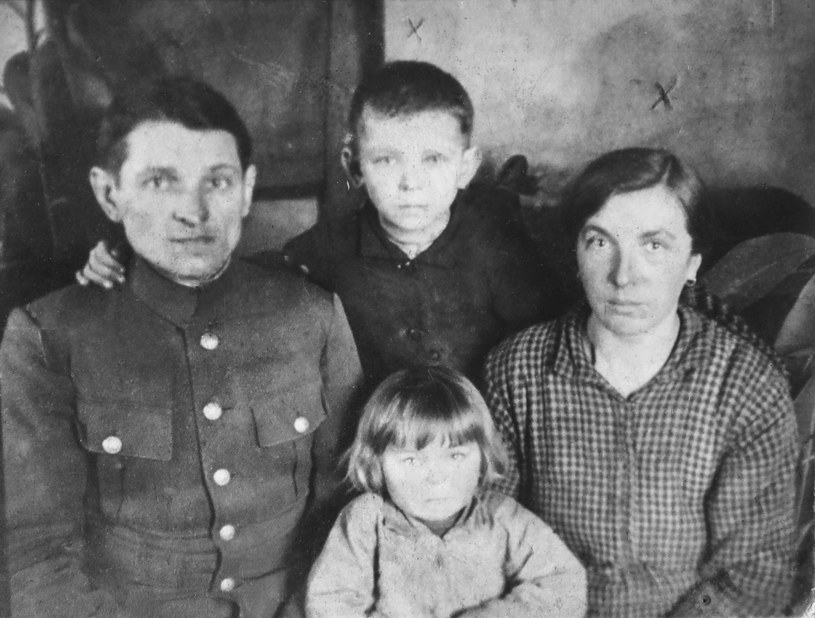 Na zdjęciu Stefan i Stanisława Bojko wraz z dziećmi Rozalią i Edwardem. Z rzezi wołyńskiej ocalała tylko dziewczynka. Zdjęcie z książki „Dziewczyny z Wołynia” (materiały prasowe) /Ciekawostki Historyczne