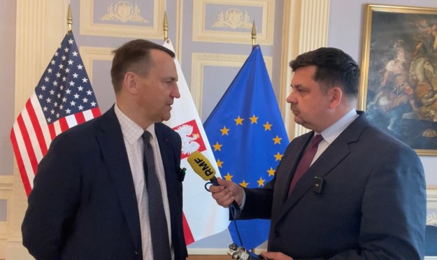 Na zdjęciu szef polskiej dyplomacji Radosław Sikorski i dziennikarz RMF FM Paweł Żuchowski /Paweł Żuchowski /RMF FM