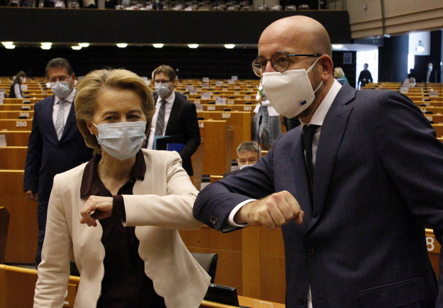 Na zdjęciu szefowa KE Ursula von der Leyen oraz szef Rady Europejskiej Charles Michel /FRANCOIS WALSCHAERTS /PAP/EPA