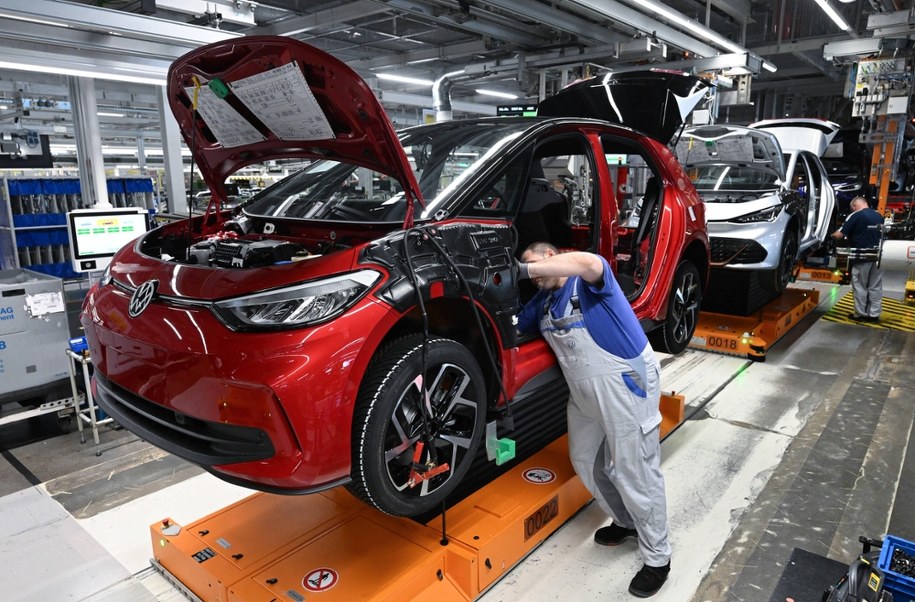 Na zdjęciu taśma montażowa Volkswagena w Zwickau /Hendrik Schmidt /PAP/DPA