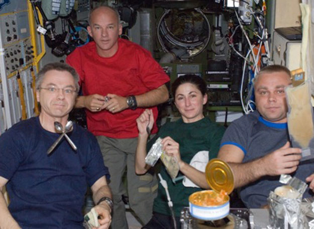 Na zdjęciu typowy posiłek na ISS /MWMedia