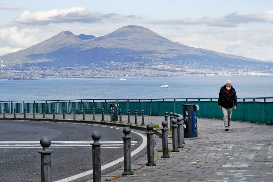 Na zdjęciu Via Petrarca w Neapolu /CIRO FUSCO /PAP/EPA