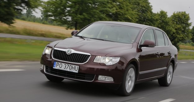 Na zdjęciu wersja 1.8 TSI z 2008 roku w odmianie Comfort. Samochód ma o 5 cm dłuższy rozstaw osi niż VW Passat B6. /Motor