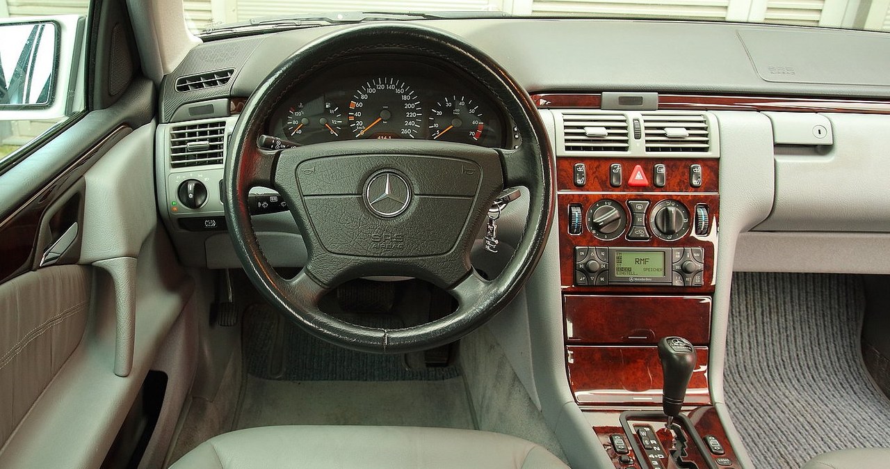 Na zdjęciu wersja 280 sprzed liftingu z klasycznymi zegarami i konsolą środkową. W 1999 r. pojawiła się nowa kierownica i wskaźniki z dużym wyświetlaczem pośrodku. /Motor