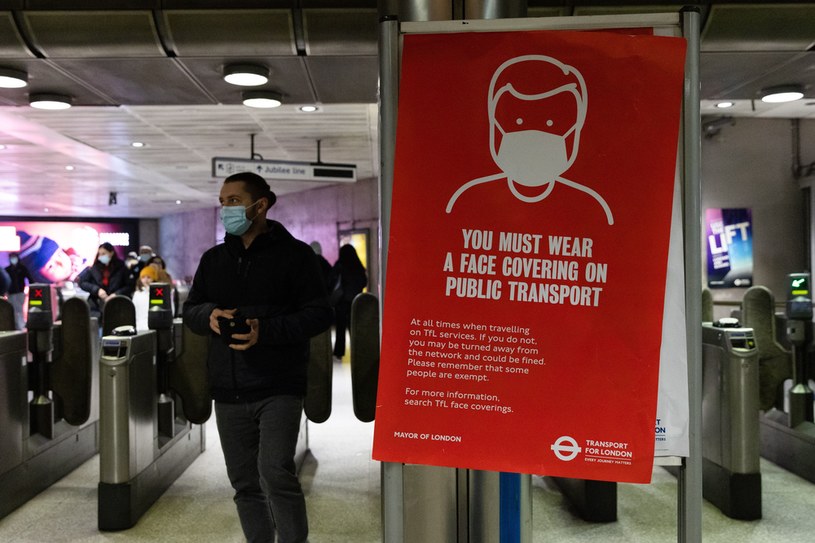 Na zdjęciu: Wezwanie do noszenia maseczek w londyńskim metrze /PAP/EPA/VICKIE FLORES /PAP/EPA
