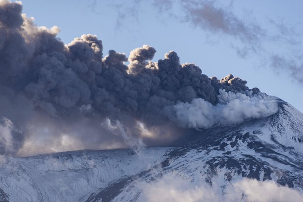 Na zdjęciu wybuch Etny na zdjęciu z grudnia zeszłego roku /AA/ABACA/Abaca /PAP/EPA