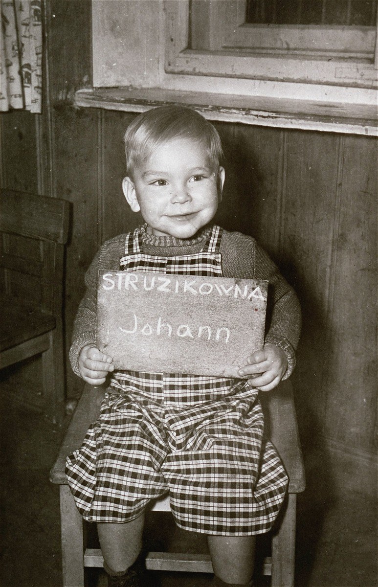 Na zdjęciu wykonanym w ośrodku Indersdorf mały Johann Struzikowna, czyli Jan Struzik/Struziko (źródło: United States Holocaust Memorial Museum) /