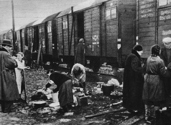 Na zdjęciu: Wysiedlenia polskich obywateli po Powstaniu Warszawskim /HUM Images/Universal Images Group /Getty Images