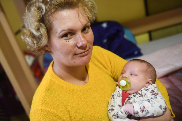 Na zdjeciu wywieziona z oblężonego Czernihowa kobieta z noworodkiem w Centrum św. Marcina polskich ojców Dominikanów w Fastowie w obwodzie kijowskim /Andrzej Lange /PAP