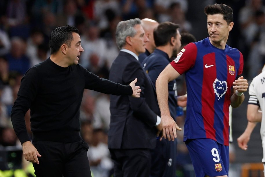 Na zdjęciu Xavi Hernandez i Robert Lewandowski /Daniel Gonzalez /PAP/EPA