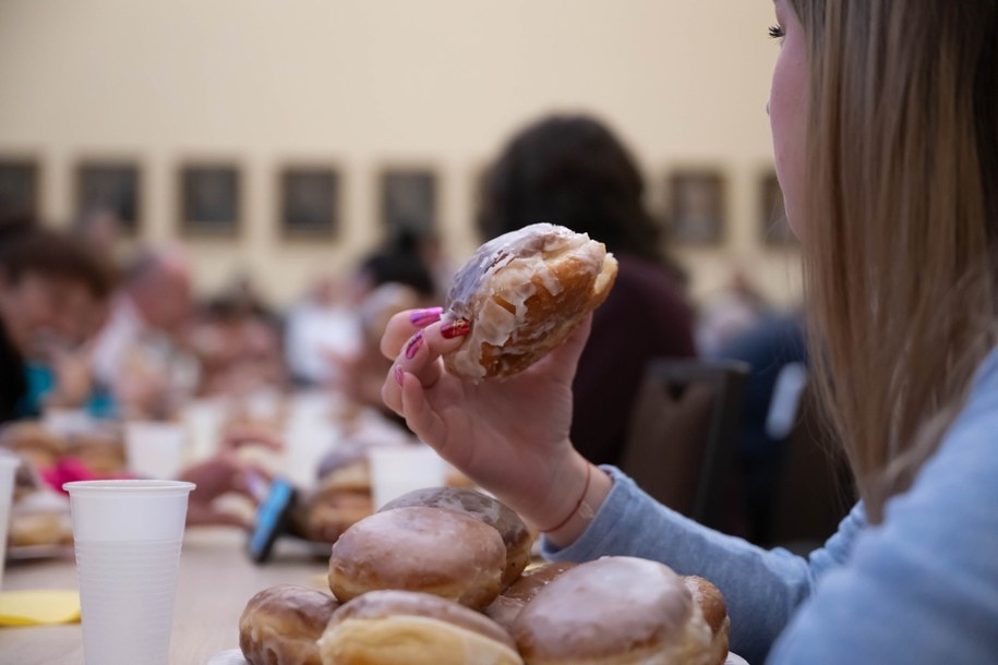 na zdjęciu XX Mistrzostwa Poznania w jedzeniu pączków na czas /Jakub Kaczmarczyk /PAP