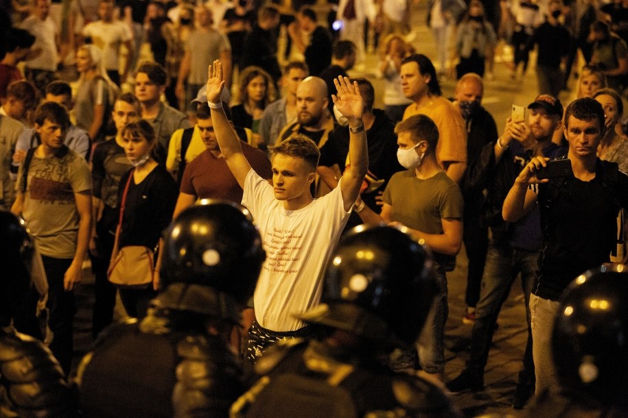 Na zdjęciu z 09.08.2020 Zwolennicy opozycji podczas akcji protestacyjnej po zamknięciu lokali wyborczych podczas wyborów prezydenckich w Mińsku na Białorusi /Anna Ivanova /PAP