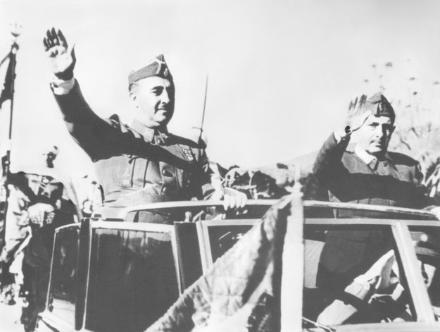Na zdjęciu z 1939 roku gen. Franco odbiera paradę wojskową w Barcelonie /DPA /PAP/EPA