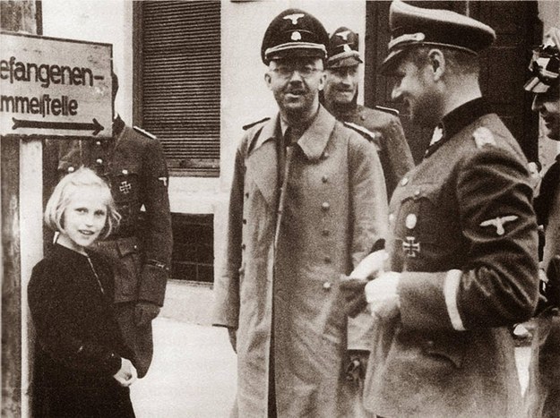 Na zdjęciu z 1941 roku Heinrich Himmler z córką Gudrun podczas wizyty w obozie koncentracyjnym w Dachau /foto.  	VintageCorner / Alamy Stock Photo /PAP