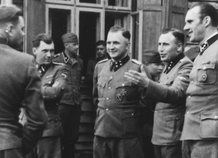 Na zdjęciu z 1944 roku od lewej: Josef Menegele, komandor Auschwitz Richard Baer i jego adjutant Kar /AFP
