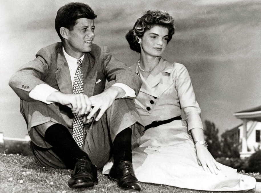 Na zdjęciu z 1953 roku John F. Kennedy z żoną Jackie /	JFK Library /PAP/EPA