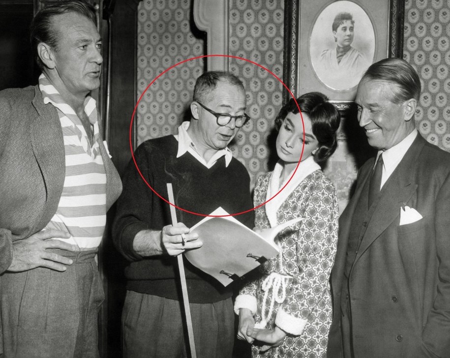 Na zdjęciu z 1957 roku Gary Cooper, Billy Wilder, Audrey Hepburn i Maurice Chevalier podczas kręcenia filmu „Miłość po południu” /PAP/Photoshot