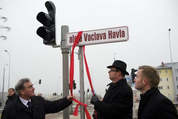 Na zdjęciu z 23 grudnia 2011 roku prezydent Gdańska Paweł Adamowicz i przewodnicy Rady Miasta Gdańska Bogdan Oleszek otwierają dla ruchu aleję Vaclava Havla / 	Adam Warżawa    /PAP