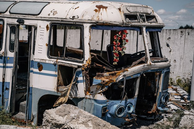 Na zdjęciu z 28.07.2022 wysadzony autobus w okolicach miasta Irpień /Vladyslav Karpovych /PAP/EPA