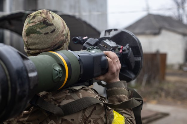Na zdjęciu z 30.12.2022 żołnierze Sił Zbrojnych Ukrainy w pobliżu frontu w obwodzie donieckim /PAP/Eugene Titov /PAP/EPA