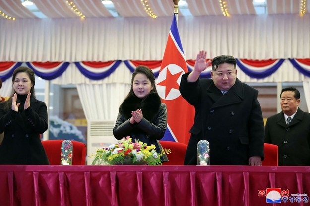 Na zdjęciu z 31 grudnia 2023 roku Ju Ae z rodzicami: Kim Dzong Unem  i matką Ri Sol Ju /STR /AFP/EAST NEWS