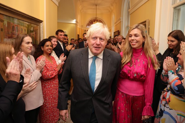 Na zdjęciu z 6 września Boris Johnson wraz z żoną Carrie ostatni raz opuszcza gmach przy Downing Street 10 w Londynie /	Andrew Parsons / Avalon /PAP/EPA
