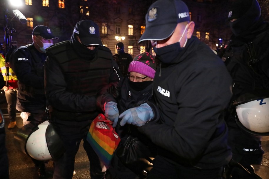 Na zdjęciu z 9 grudnia 2020 roku widać Katarzynę Augustynek z inicjatywy Polskie Babcie podczas "Spaceru dla przyszłości" w Warszawie wyprowadzaną przez policjantów / 	Leszek Szymański    /PAP