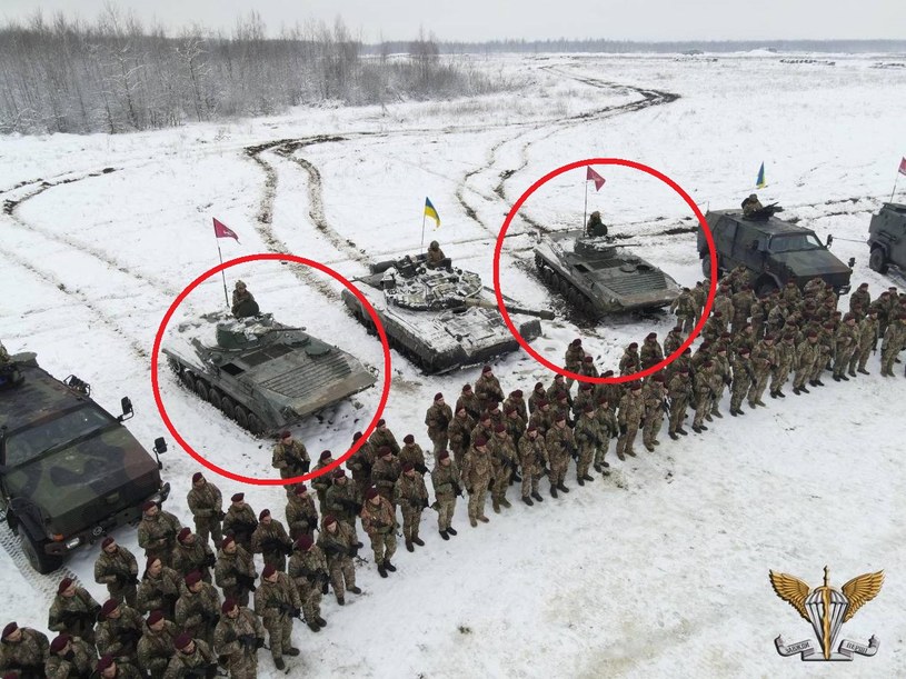 Na zdjęciu z ceremonii uwagę przykuwają dwa niewidziane wcześniej pojazdy. Są to zmodyfikowane przez Ukraińców pojazdy BRM-1K, które pomogą im w walce z Rosjanami /Ukraińskie Siły Powietrzno-Szturmowe /materiały prasowe