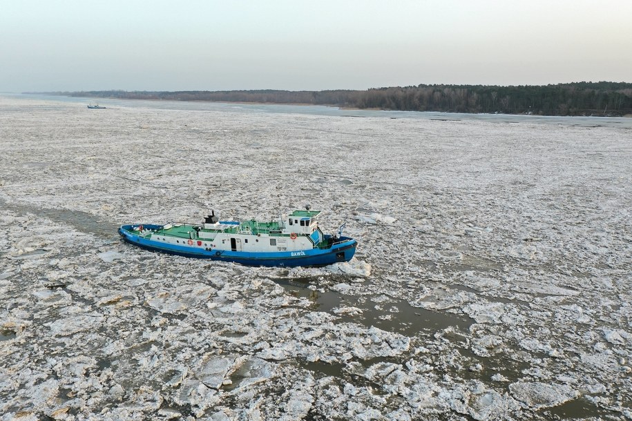 Na zdjęciu z drona lodołamacz na Wiśle w Płocku 25 lutego / 	Leszek Szymański    /PAP