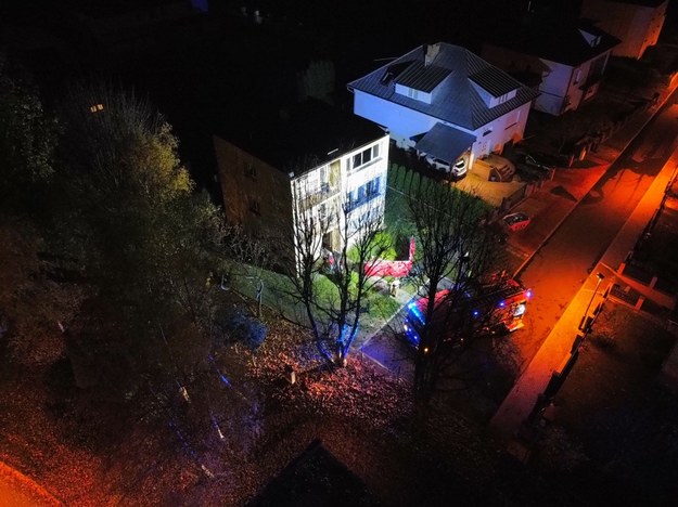 Na zdjęciu z drona straż pożarna przed budynkiem przy ulicy Wyszyńskiego w Gorzowie Wielkopolskim /Lech Muszyński /PAP