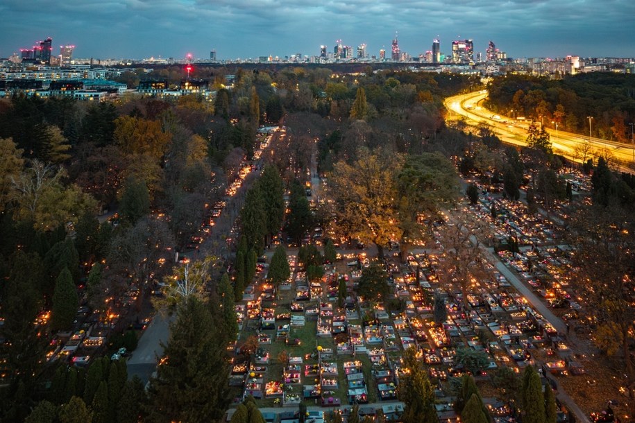 Na zdjęciu z drona widok na Cmentarz na Starych Powązkach w Warszawie z 1 listopada 2025 roku /Leszek Szymański /PAP