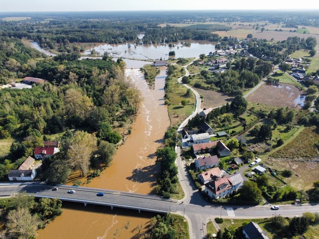 Na zdjęciu z drona wylana rzeka Bóbr w Szprotawie w woj. lubuskim / 	Lech Muszyński    /PAP