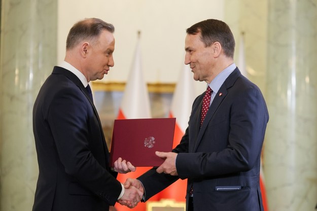 Na zdjęciu z grudnia 2023 roku prezydent Duda i minister Sikorski podczas zaprzysiężenia gabinetu Donalda Tuska /Paweł Supernak /PAP